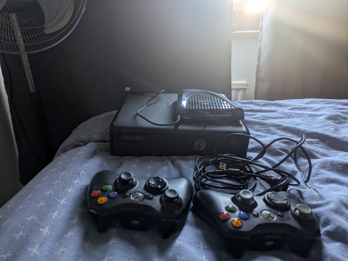 Xbox 360 Slim + 2 trådlösa handkontroller