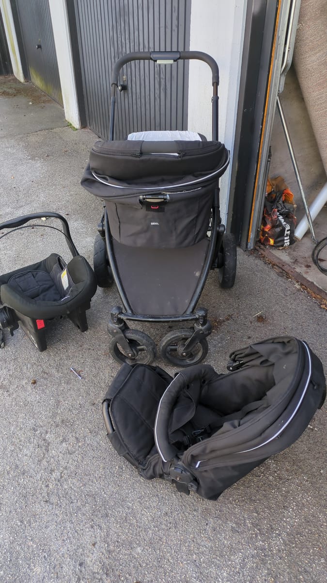 Brio barnvagn med babyskydd, svart