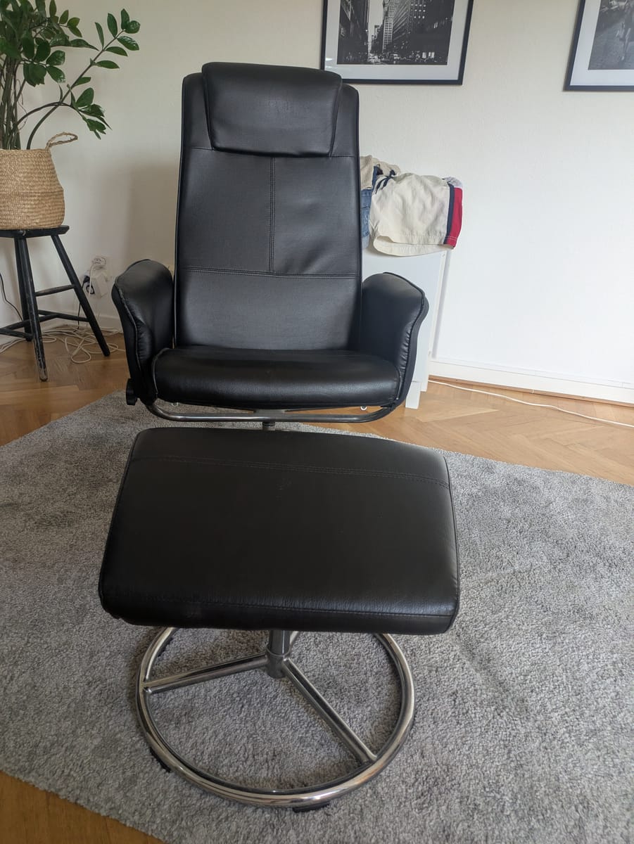Fåtölj med fotpall, svart läder, kromad fot