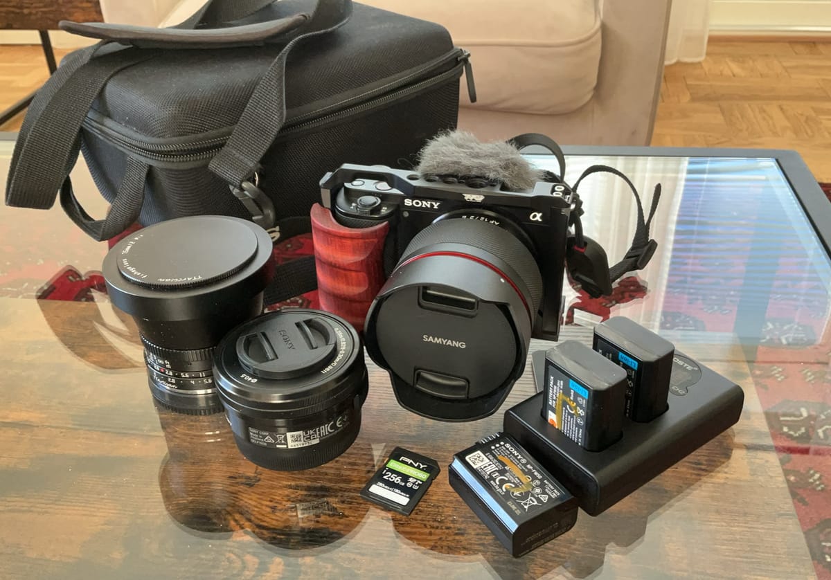 Sony ZV-E10 4K kamerakit med objektiv, stativ och tillbehör