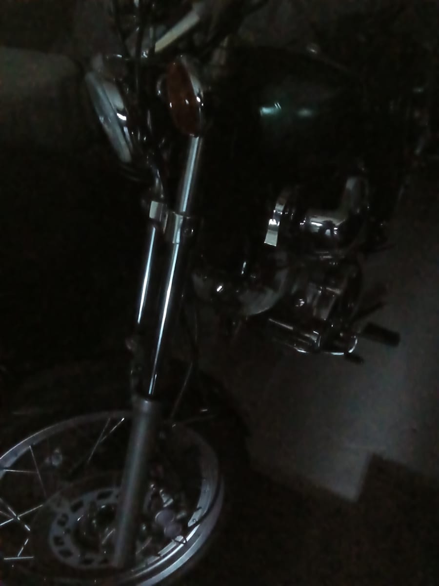 Cruiser-motorcykel, klassisk stil, mörk