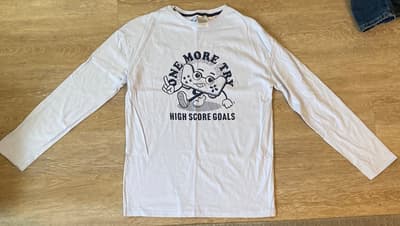 H&M VIT LÅNGÄRMAD TRÖJA MED GAMINGTRYCK – 70 KR - Kristianstad