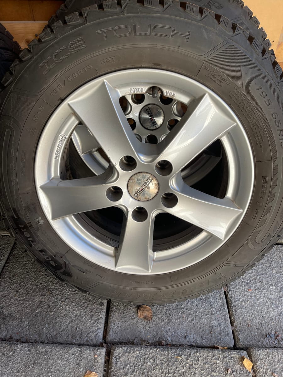 Vinterdäck 195/65R15 Dunlop Ice Touch på Dezent-fälg