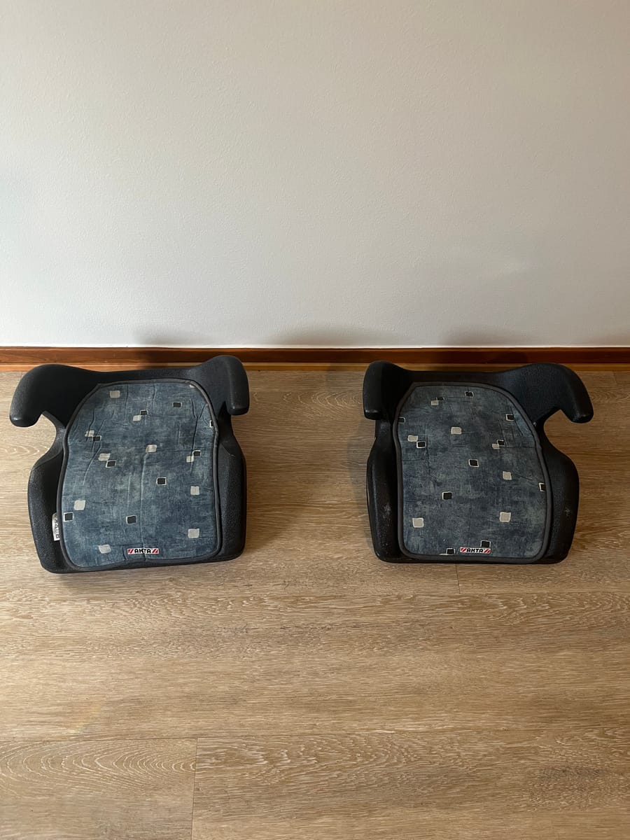 Bortskänkes – 2 bälteskuddar AKTA